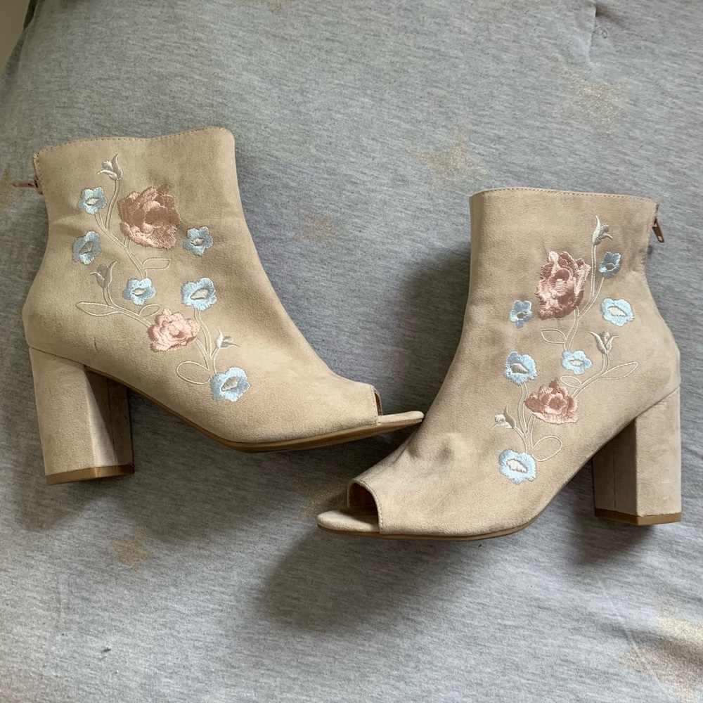 NY&C Open Toe Floral booties✨